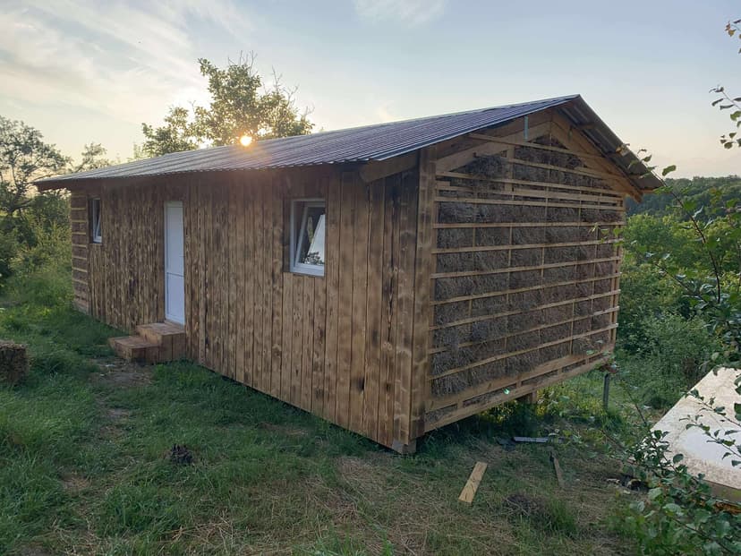 Tiny House з видимою солом'яною ізоляцією